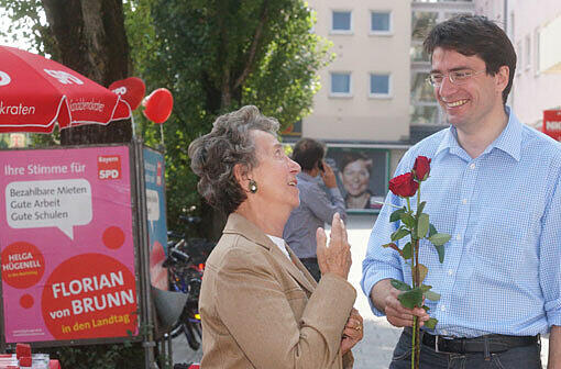 Florian von Brunn (SPD) versucht es charmant mit roten Rosen für eine Münchnerin.