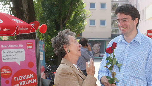 Florian von Brunn (SPD) versucht es charmant mit roten Rosen für eine Münchnerin. Florian von Brunn (SPD) versucht es charmant mit roten Rosen für eine Münchnerin.
