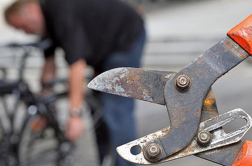 Fahrraddiebe rücken meist mit schwerem Werkzeug an. Deshalb sollte man solide Bügelschlösser kaufen - auch wenn sie unhandlich sind.