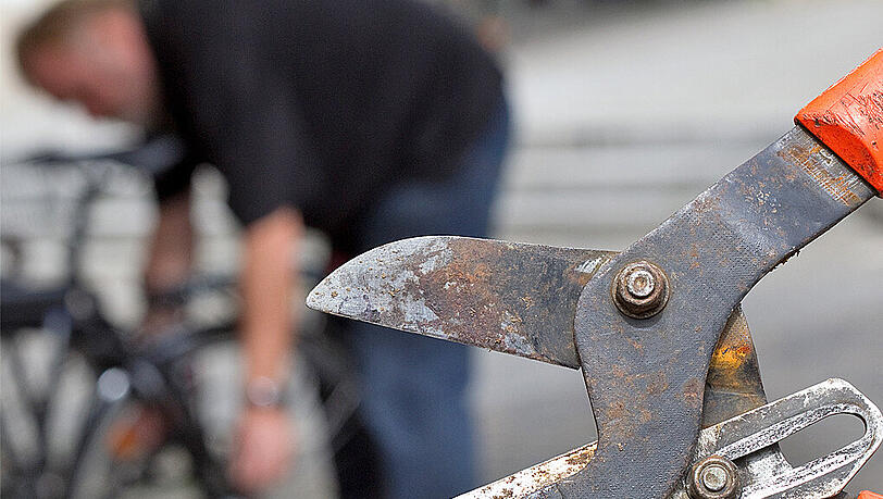 Fahrraddiebe rücken meist mit schwerem Werkzeug an. Deshalb sollte man solide Bügelschlösser kaufen - auch wenn sie unhandlich sind. Fahrraddiebe rücken meist mit schwerem Werkzeug an. Deshalb sollte man solide Bügelschlösser kaufen - auch wenn sie unhandlich sind.