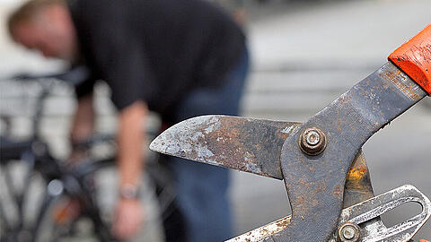 Fahrraddiebe rücken meist mit schwerem Werkzeug an. Deshalb sollte man solide Bügelschlösser kaufen - auch wenn sie unhandlich sind.