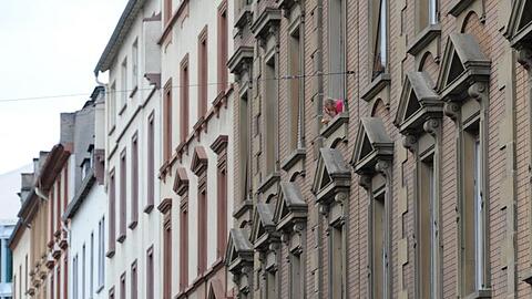 Mietwohnungen in Frankfurt: Haushalte an der Armutsgrenze und Alleinerziehende könnten sich in den meisten Städten keine Wohnung zum Durchschnittspreis mehr leisten.