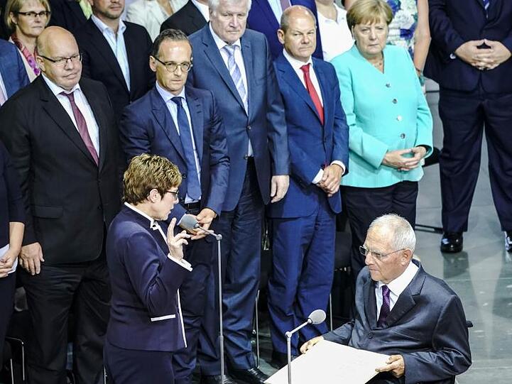 Annegret Kramp-Karrenbauer spricht den Amtseid vor Bundestagspräsiden Wolfgang Schäuble während der Sondersitzung des Bundestags.
