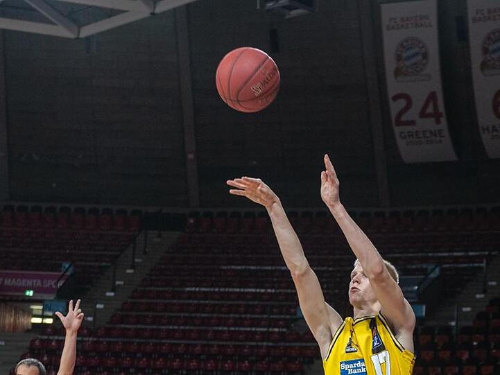 Jacob Patrick wird nach BBL-Angaben im Alter von 16 Jahren, 6 Monaten und 19 Tagen jüngster Korbschütze in der Liga-Historie seit Beginn der Aufzeichnungen 1998.