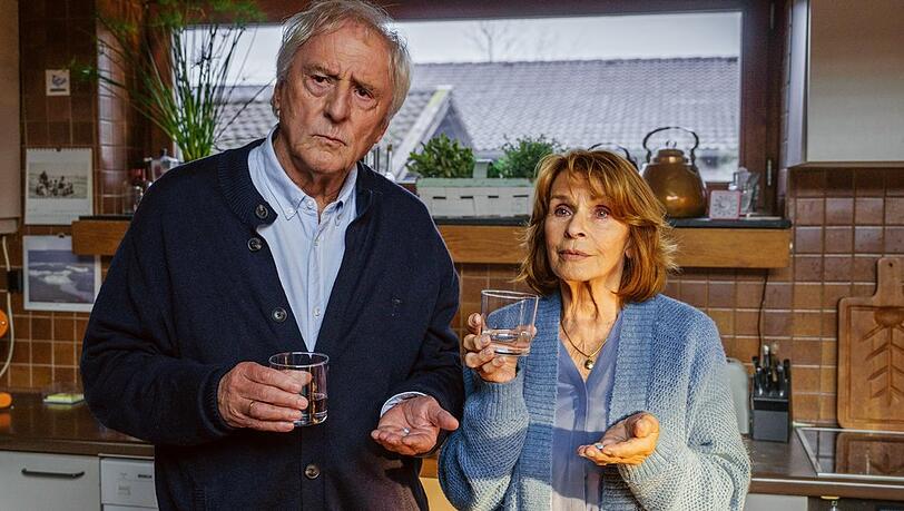 "Weißt du noch": Günther (Günther Maria Halmer) und Marianne (Senta Berger) wollen raus aus der trostlosen Routine und nehmen die "Wunderpille". "Weißt du noch": Günther (Günther Maria Halmer) und Marianne (Senta Berger) wollen raus aus der trostlosen Routine und nehmen die "Wunderpille".