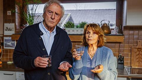 "Weißt du noch": Günther (Günther Maria Halmer) und Marianne (Senta Berger) wollen raus aus der trostlosen Routine und nehmen die "Wunderpille".