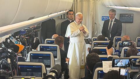 Der Papst kam im Flugzeug zu den mitreisenden Journalisten.