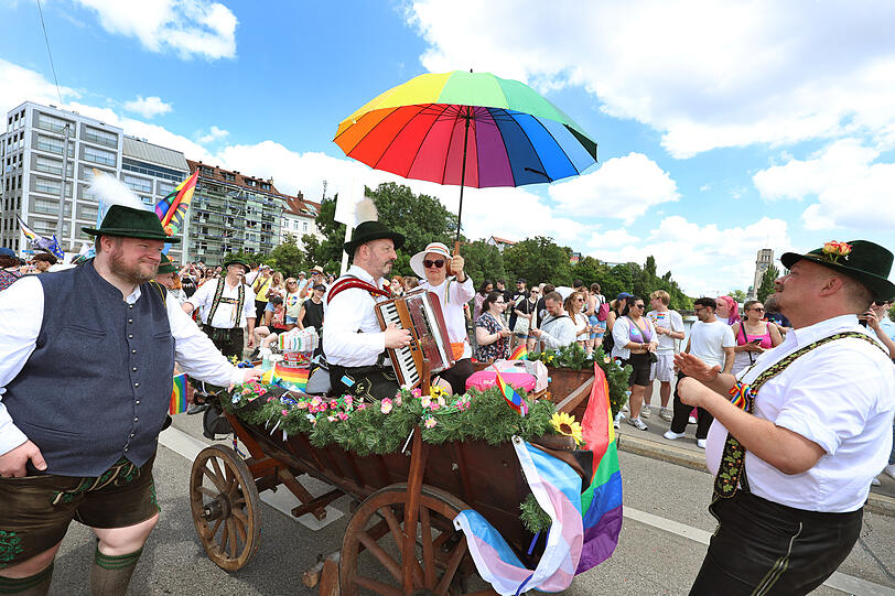 Die "Schwuhplattler" ziehen beim Christopher Street Day 2025 durch München. Die "Schwuhplattler" ziehen beim Christopher Street Day 2025 durch München.