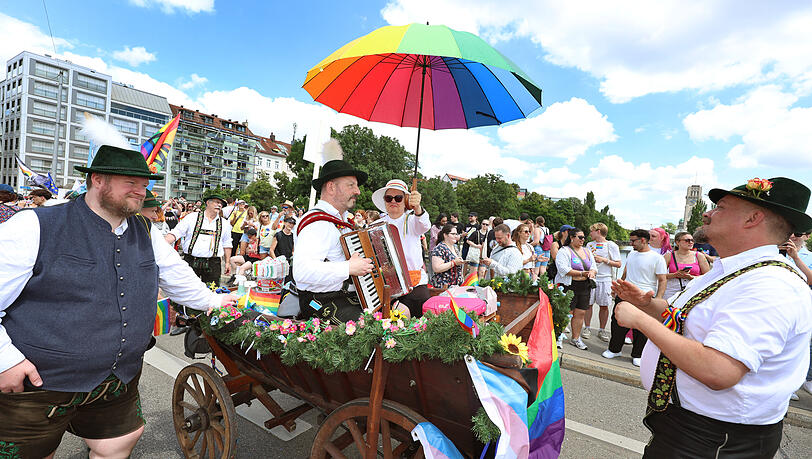 Die "Schwuhplattler" ziehen beim Christopher Street Day 2025 durch München. Die "Schwuhplattler" ziehen beim Christopher Street Day 2025 durch München.