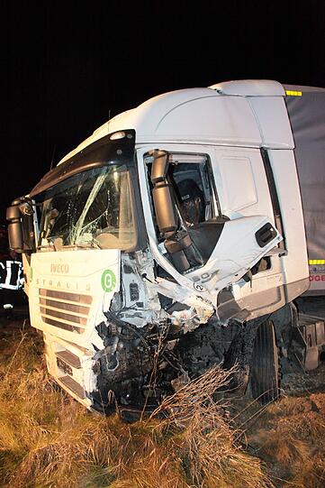 Zwei Tote und mehrere Schwerverletzte bei Verkehrsunfall nahe Ampfing &ndash; Voll besetztes Auto raste in entgegenkommenden Lkw. Die Bilder vom schrecklichen Crash.