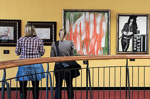 Besucher schauen sich am Freitag die neue Ausstellung &bdquo;The Art of Hard Rock" im Amerikahaus an: Gut 85 Prozent der Münchner finden das Kulturangebot &bdquo;sehr gut&ldquo;.