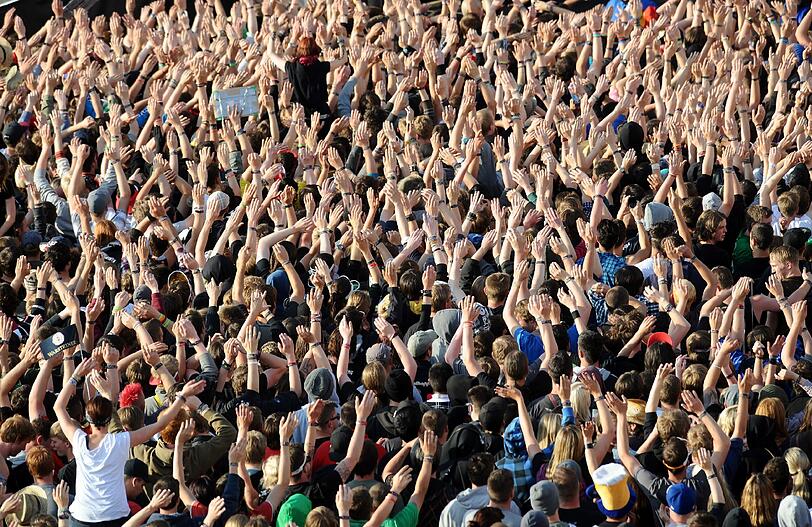 Heiße Rocker, wilde Punks und johlende Fans - auf den beiden Festivals Rock im Park und Rock am Ring feierten über 100.000 Rockfans am Wochenende ihre Lieblingsband. Unter anderem mit dabei: Metallica, Die Toten Hosen, The Ting Tings und Rapper Cro.