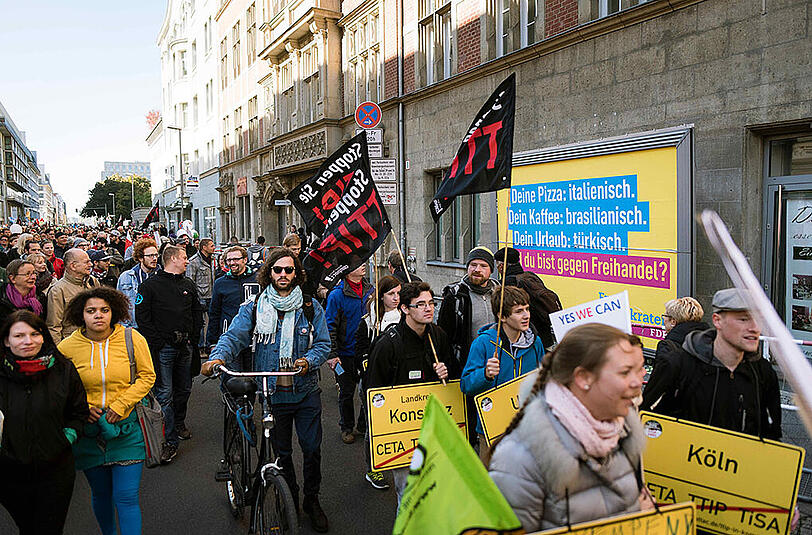 Bilder von der TTIP-Demo in Berlin. Laut Polizei nahmen rund hunderttausend Menschen am Protestmarsch durch die Hauptstadt teil.