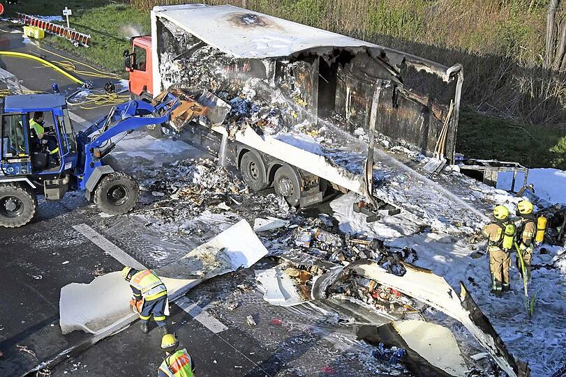 Auf der A9 ist ein Lkw komplett ausgebrannt - er hatte Tiefkühlpizza geladen.