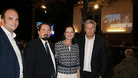 Wenig begeistert vom Ergebnis (v. l.): die Bundestagskandidaten Sebastian Roloff, Bernhard Goodwin, Claudia Tausend und Oberbürgermeister Dieter Reiter im Wirtshaus im Schlachthof.