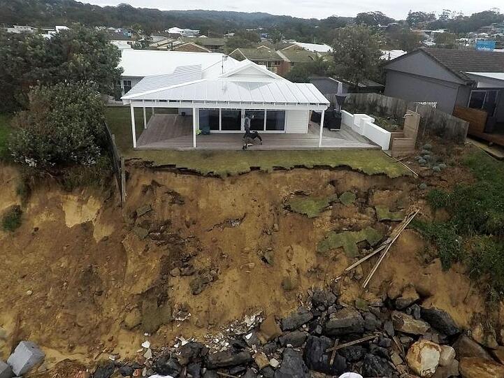 Durch starke Brandung verursachte Küstenerosion an einem Strandabschnitt im Bundesstaat New South Wales.