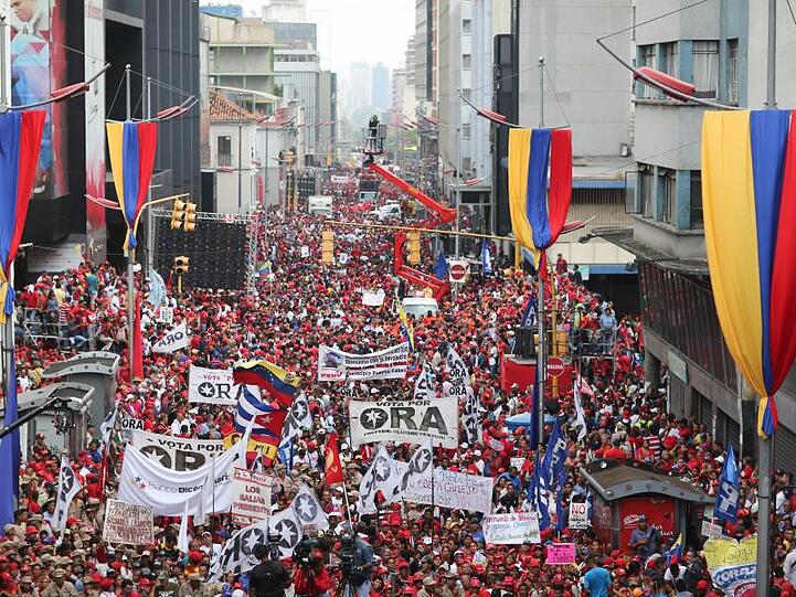 Massen für Maduro: Anhänger des Präsidenten bei einer "antiimperialistischen" Demonstration in Caracas.