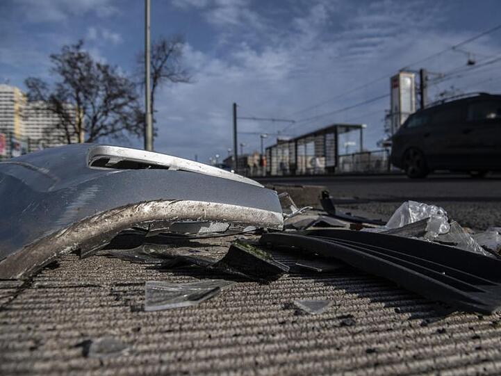 Trümmer liegen an der Unfallstelle in Berlin-Marzahn.