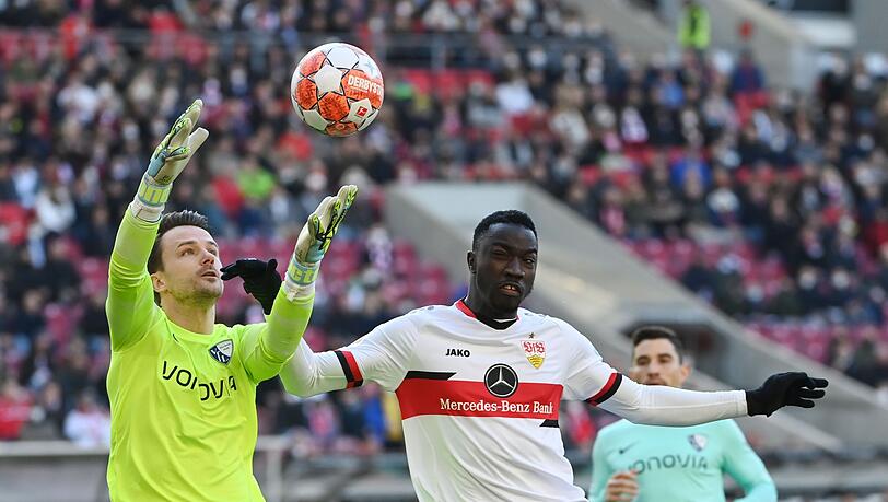 Bochums Torwart Manuel Riemann (l) kommt vor Stuttgarts Silas Katompa Mvumpa an den Ball.