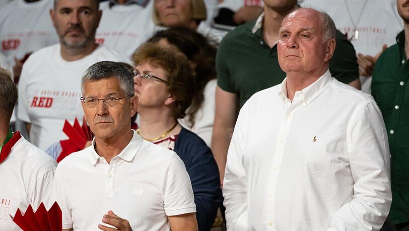 Konsterniert: Anders kann man die Blicke von Uli Hoeneß und Bayern-Präsident Herbert Hainer (l.) nicht nennen. Konsterniert: Anders kann man die Blicke von Uli Hoeneß und Bayern-Präsident Herbert Hainer (l.) nicht nennen.