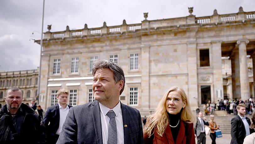 Robert Habeck (Bündnis 90/Die Grünen, M), Vizekanzler und Bundesminister für Wirtschaft und Klimaschutz, geht mit Marian Schuegraf (r), deutsche Botschafterin in Kolumbien, durch die Altstadt von Bogotà.