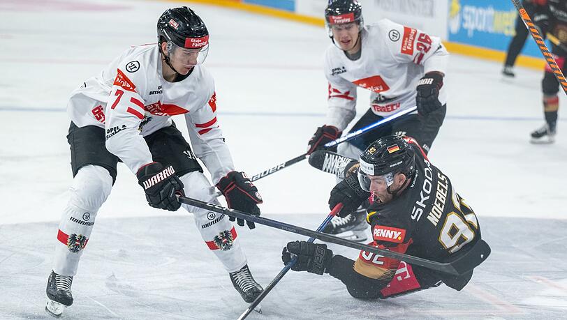 Österreichs Felix Maxa spielt gegen Deutschlands Marcel Noebels (r).