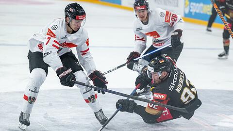 Österreichs Felix Maxa spielt gegen Deutschlands Marcel Noebels (r).