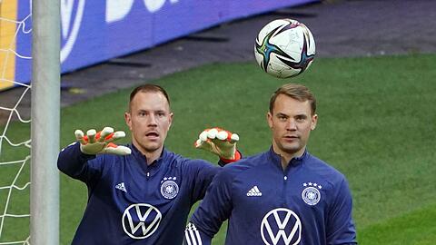 Marc-André ter Stegen (l) ersetzt Manuel Neuer im DFB-Tor.