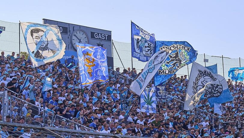 Löwenfans in der (unsanierten) Westkurve. Löwenfans in der (unsanierten) Westkurve.