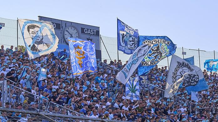 Löwenfans in der (unsanierten) Westkurve.