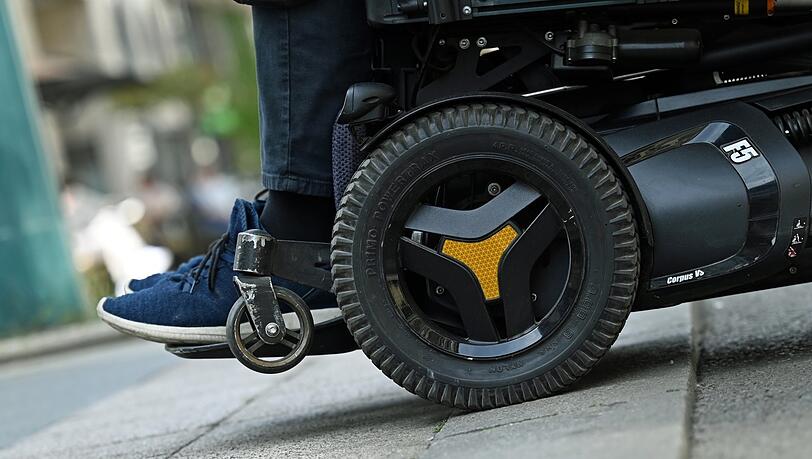 Die 76-jährige Rollstuhlfahrerin wurde bei dem Unfall schwer verletzt. (Symbolbild)