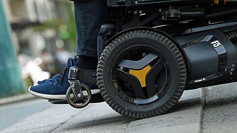 Die 76-jährige Rollstuhlfahrerin wurde bei dem Unfall schwer verletzt. (Symbolbild)