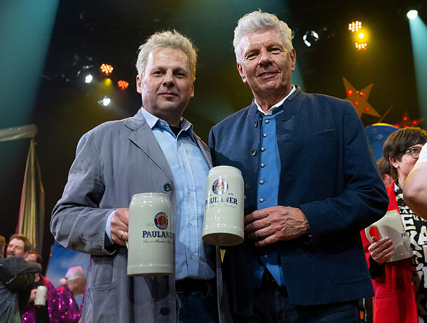 Dieter Reiter (SPD, r), Oberbürgermeister von München, und sein Double Gerhard Wittmann stehen nach dem Singspiel zusammen.