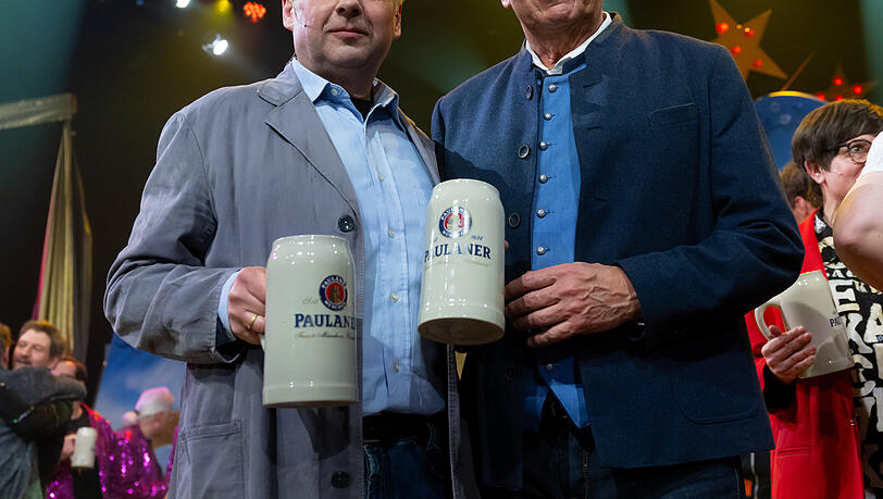 Dieter Reiter (SPD, r), Oberbürgermeister von München, und sein Double Gerhard Wittmann stehen nach dem Singspiel zusammen.