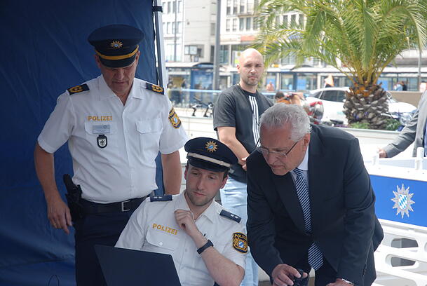 Polizeipräsident Thomas Hampel (l.) und Innenminister Joachim Herrmann (r.) lassen sich den Zusammenschnitt zeigen. Polizeipräsident Thomas Hampel (l.) und Innenminister Joachim Herrmann (r.) lassen sich den Zusammenschnitt zeigen.