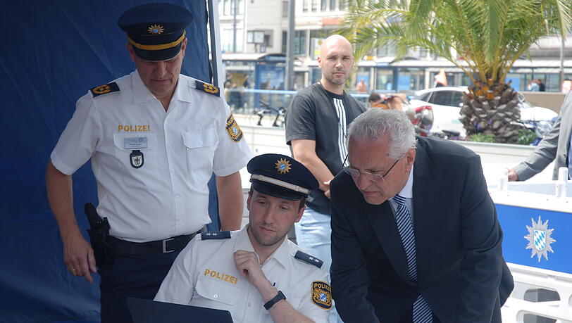 Polizeipräsident Thomas Hampel (l.) und Innenminister Joachim Herrmann (r.) lassen sich den Zusammenschnitt zeigen. Polizeipräsident Thomas Hampel (l.) und Innenminister Joachim Herrmann (r.) lassen sich den Zusammenschnitt zeigen.