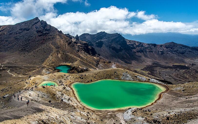 Die Emerald Lakes befinden sich auf der Nordinsel Neuseelands. Die drei kleinen Kraterseen liegen im Tongariro Nationalpark. Durch gelöste Mineralien, die ihren Ursprung im nahegelegenen Vulkan Red Crater haben, entsteht die smaragdgrüne Farbe. Die Emerald Lakes befinden sich auf der Nordinsel Neuseelands. Die drei kleinen Kraterseen liegen im Tongariro Nationalpark. Durch gelöste Mineralien, die ihren Ursprung im nahegelegenen Vulkan Red Crater haben, entsteht die smaragdgrüne Farbe.