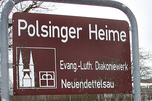 Ein Schild weist den Weg zu den Polsinger Heimen.  Hier hat Leonhard Lutz den Großteil seines Lebens verbracht.
