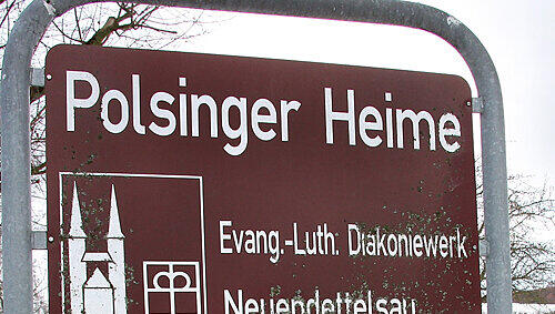 Ein Schild weist den Weg zu den Polsinger Heimen. Hier hat Leonhard Lutz den Großteil seines Lebens verbracht. Ein Schild weist den Weg zu den Polsinger Heimen. Hier hat Leonhard Lutz den Großteil seines Lebens verbracht.