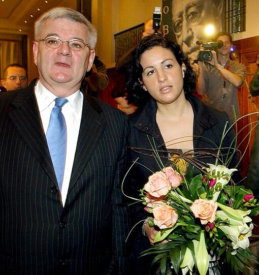 Einen ähnlichen Ehe-Marathon hat auch Ex-Außenminister Joschka Fischer hingelegt. Er war von 1967 bis 2003 durchgehend verheiratet - mit vier verschiedenen Frauen: bis 1984 war das Ehefrau Edeltraud, direkt anschließend bis 1987 die Architektin Inge Vogel (die beiden haben zwei Kinder), daraufhin bis 1999 die Journalistin Claudia Bohm - und noch im Scheidungsjahr heiratete Joschka Fischer Ehefrau Nummer vier, die Journalistin Nicola Leske, von der er sich 2003 scheiden ließ... Damals war Fischer bereits mit der deutlich jüngeren Minu Barati liiert. Sie heiratete er nach drei ehefreien Jahren 2005 in Rom und lebt mit ihr bis heute "happily ever after".