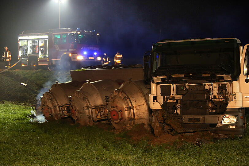Irre Bilder aus dem Landkreis Mühldorf: Ein Lkw, der 800 Grad heißes Aluminium geladen hatte, ist umgekippt. Das flüssige Metall ist teilweise ausgelaufen. Die Fotos vom Unfallort.
