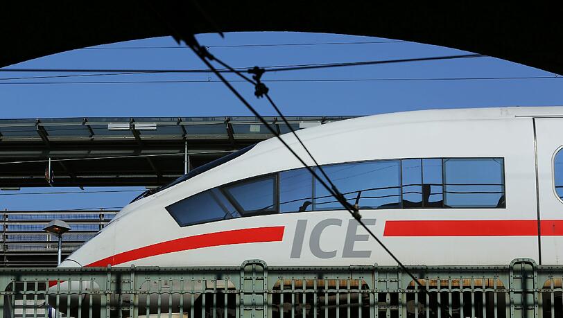 Der ICE musste am Stuttgarter Hauptbahnhof evakuiert werden (Archivbild). Der ICE musste am Stuttgarter Hauptbahnhof evakuiert werden (Archivbild).