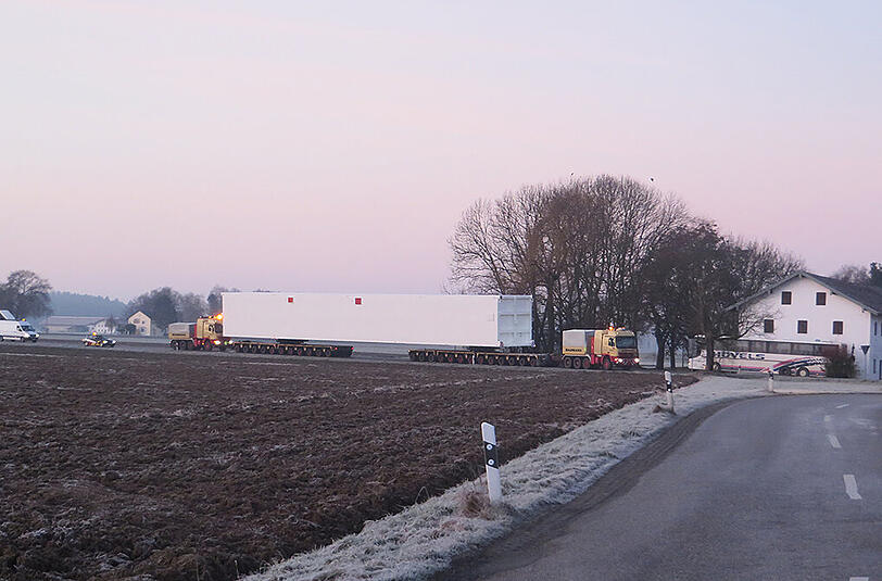 Der lange Transport (28 Achsen, 204 Räder) auf dem Weg nach Marktl.