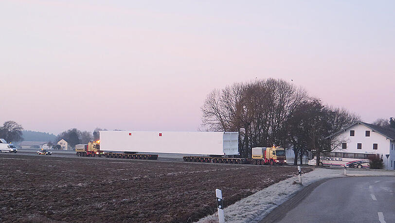 Der lange Transport (28 Achsen, 204 Räder) auf dem Weg nach Marktl. Der lange Transport (28 Achsen, 204 Räder) auf dem Weg nach Marktl.