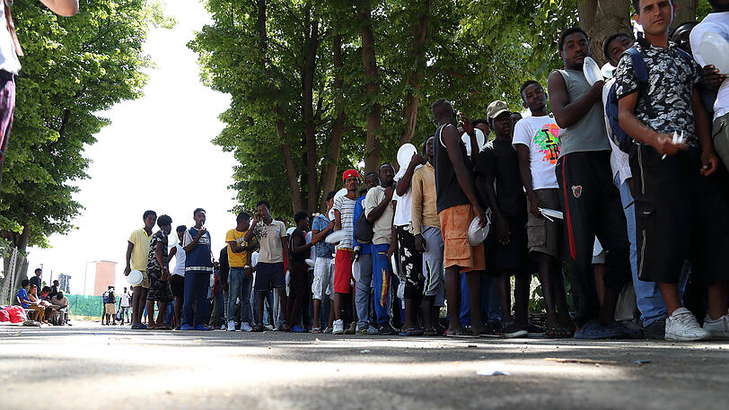 Migranten stehen in Rom an der Essensausgabe einer Hilfsorganisation. Viele Migranten reisen in die EU über Italien ein.