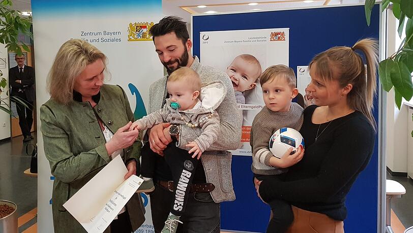 Familienministerin Kerstin Schreyer (l.), Markus Gerstner mit Sohn Levi (fast 1) und Dori Gerstner mit Sohn Louis (3). Familienministerin Kerstin Schreyer (l.), Markus Gerstner mit Sohn Levi (fast 1) und Dori Gerstner mit Sohn Louis (3).