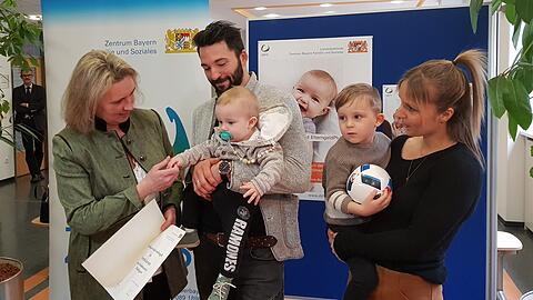 Familienministerin Kerstin Schreyer (l.), Markus Gerstner mit Sohn Levi (fast 1) und Dori Gerstner mit Sohn Louis (3).