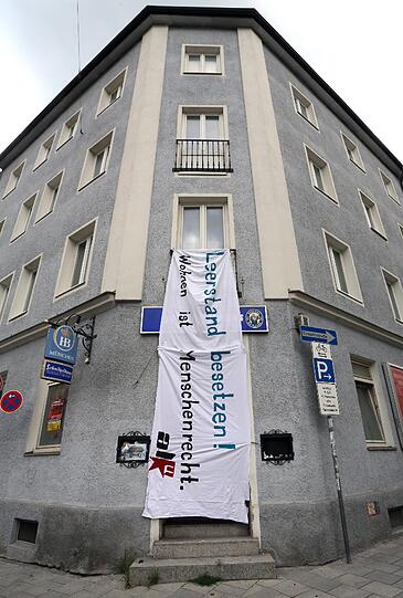 Auch das Haus gegenüber vom "Riedwirt" steht leer. Darum wird auch hier ein Transparent angebracht.