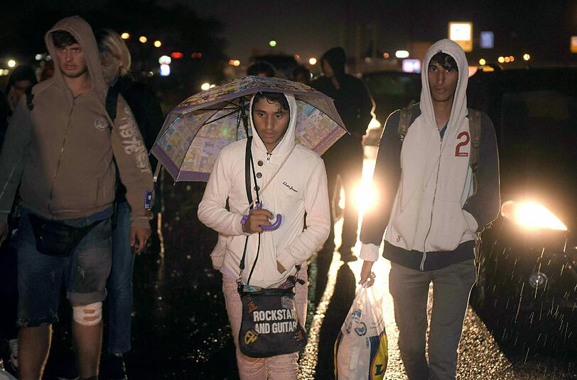Rund 3000 Flüchtlinge sind an der Grenzstation in Österreich angekommen. Die Bilder von dem ungarischen Flüchtlingsstrom.