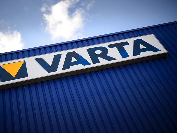 Logo des Batterieherstellers Varta. Foto: Sina Schuldt/dpa